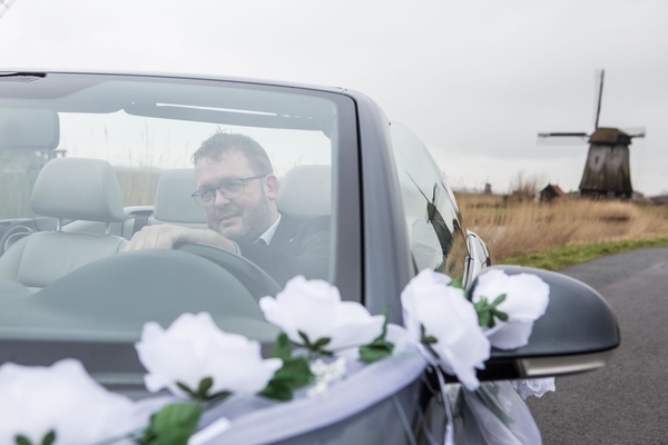 trouwauto met chauffeur de rijp